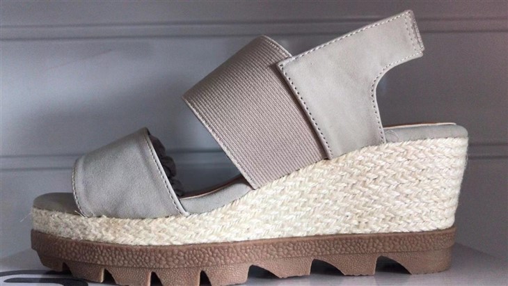 Loose tightly thick -soled sandals manufacture